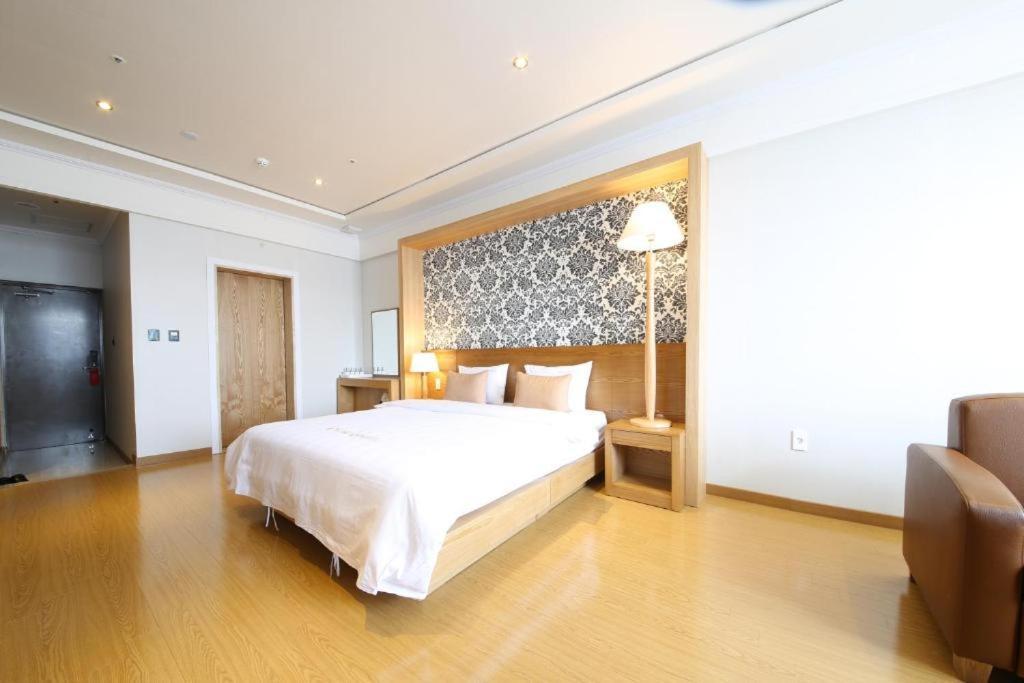 Lake 45 Hotel Naju Екстер'єр фото