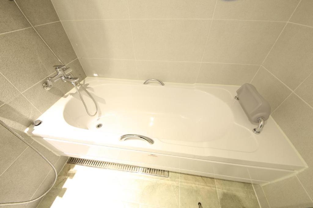 Lake 45 Hotel Naju Екстер'єр фото