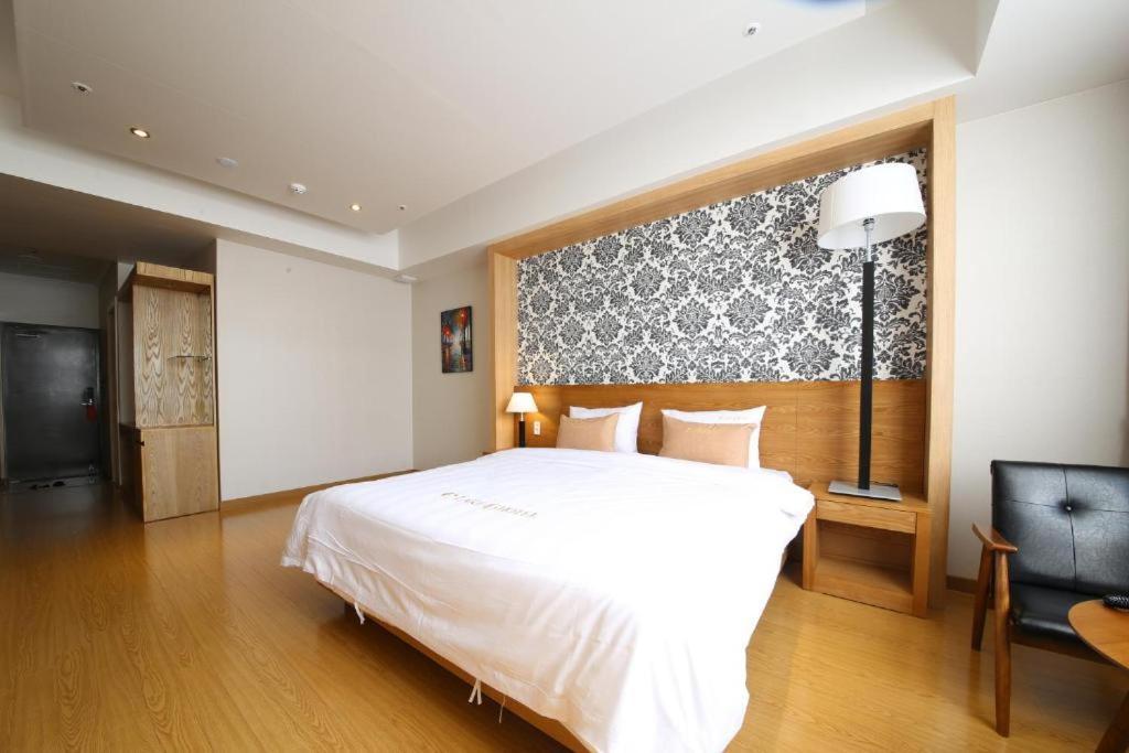 Lake 45 Hotel Naju Екстер'єр фото