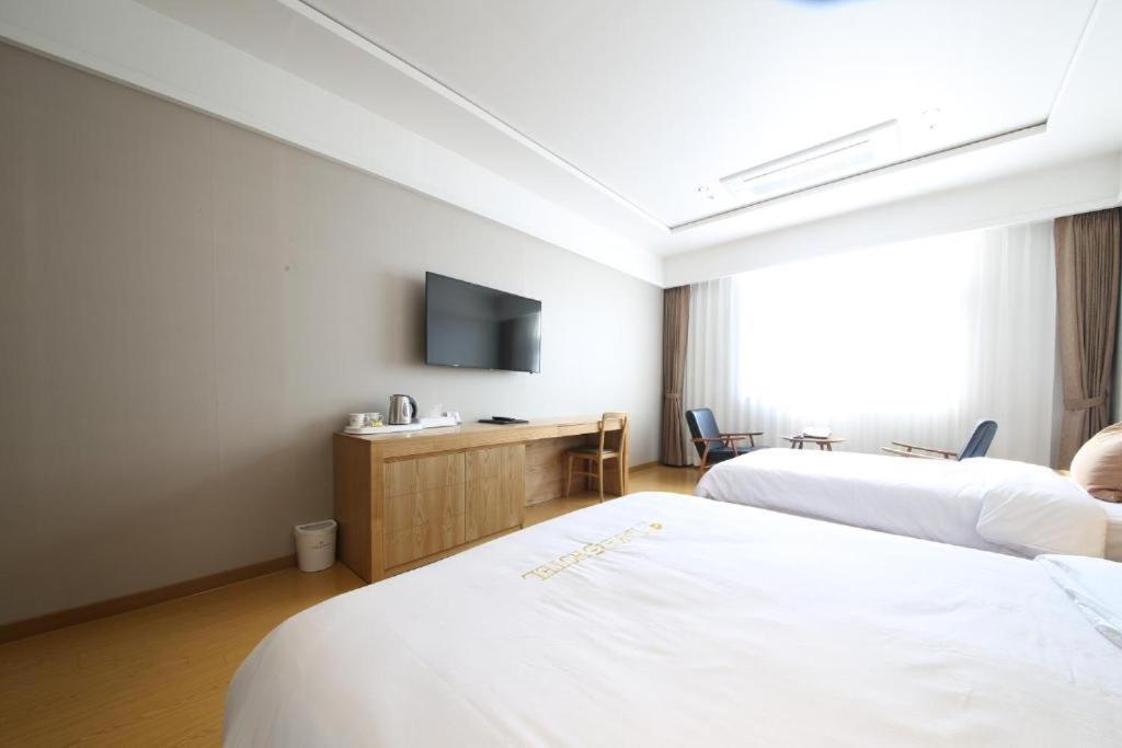 Lake 45 Hotel Naju Екстер'єр фото