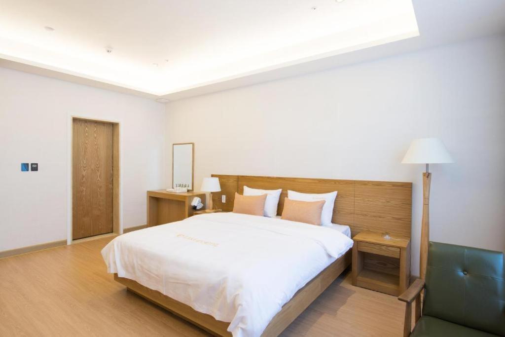 Lake 45 Hotel Naju Екстер'єр фото