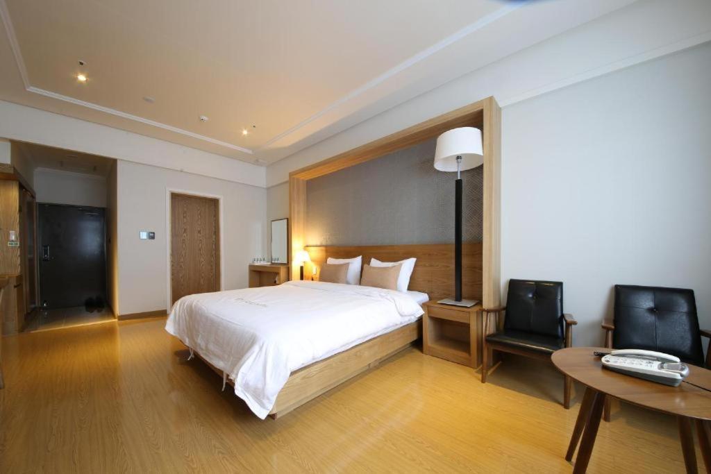 Lake 45 Hotel Naju Екстер'єр фото
