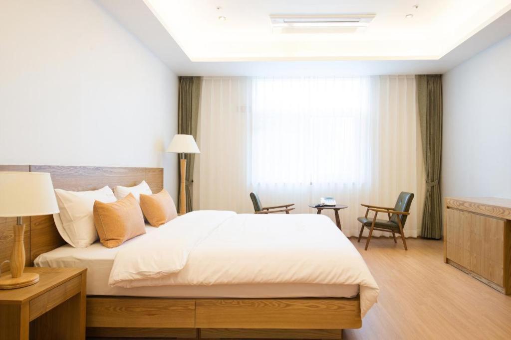 Lake 45 Hotel Naju Екстер'єр фото