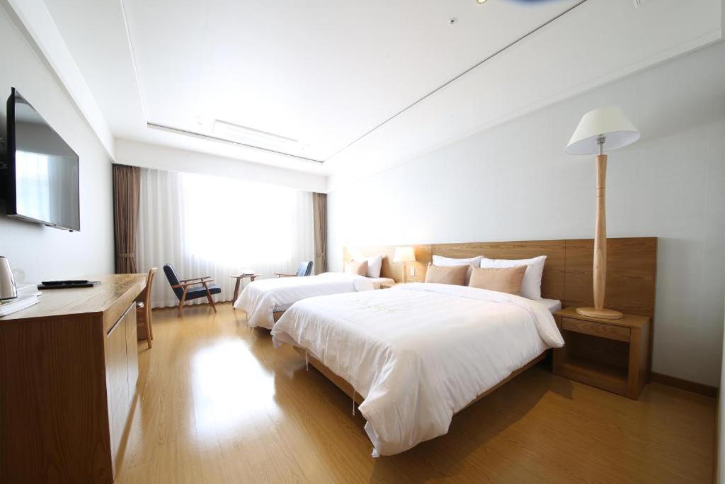Lake 45 Hotel Naju Екстер'єр фото